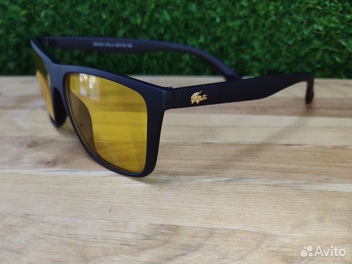 Солнцезащитные очки Lacoste