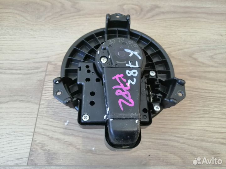 Мотор печки Toyota Ist NCP110 правый руль