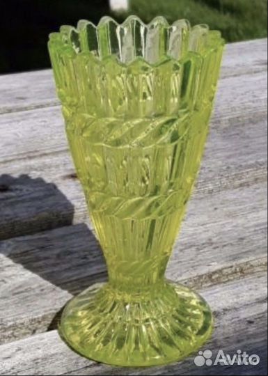 Ваза ладья оранжевое и урановое стекло 2 шт