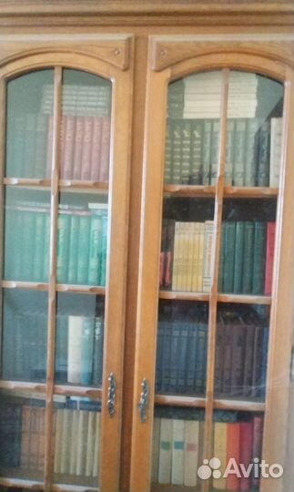 Продам личную библиотеку вместе со шкафом