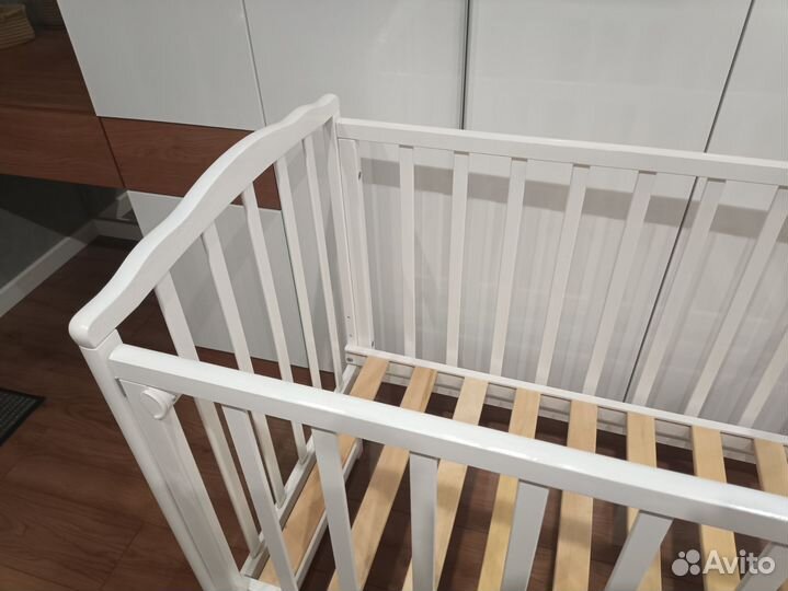 Детская кроватка с продольным маятником