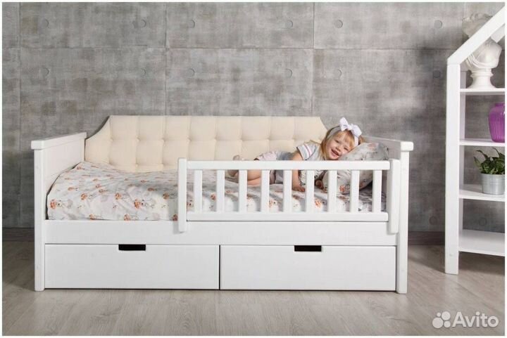 Детская кровать с мягкой спинкой
