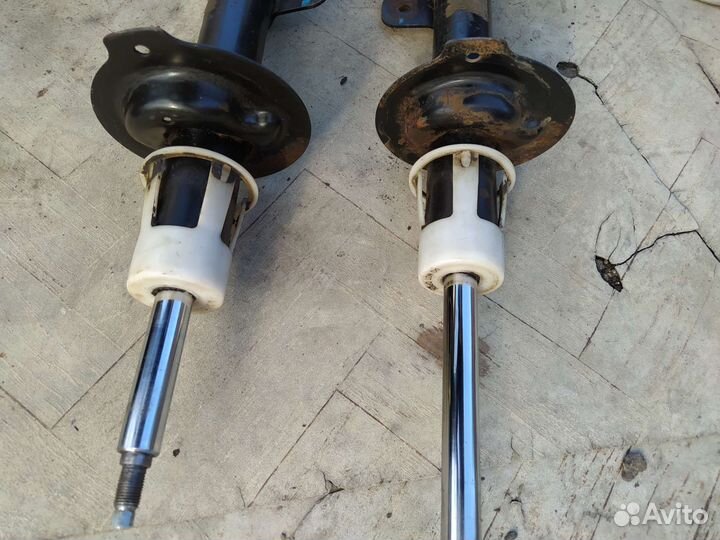 Задняя левая стойка амортизатора Шевроле Лачетти