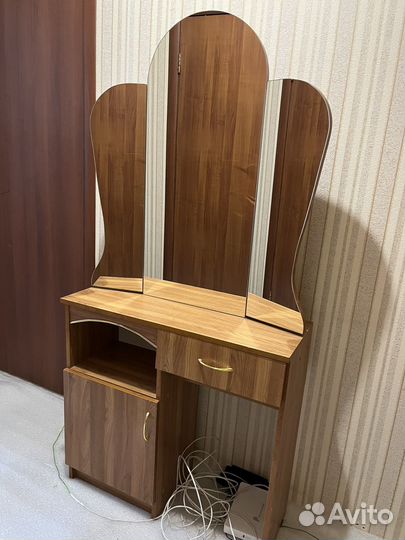 Туалетный столик с зеркалом
