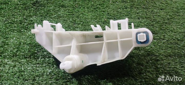 Крепление бампера заднее правое Toyota Ractis