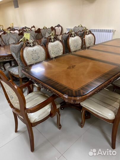 Стол и стулья