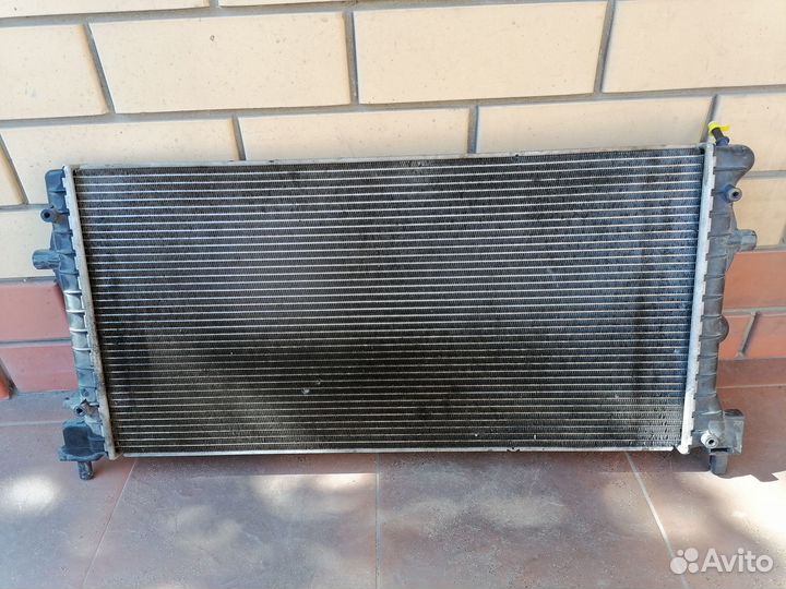 Радиатор охлаждения VW Polo Sedan 6R0121253A