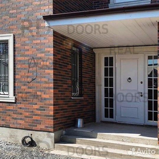 Белая парадная металлическая дверь для улицы