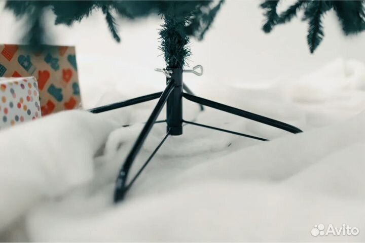 Ёлка с шишками и ягодами