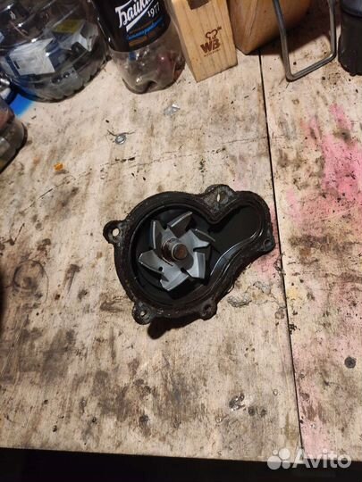 Водяная помпа на крайлер вояджер 4 2.4