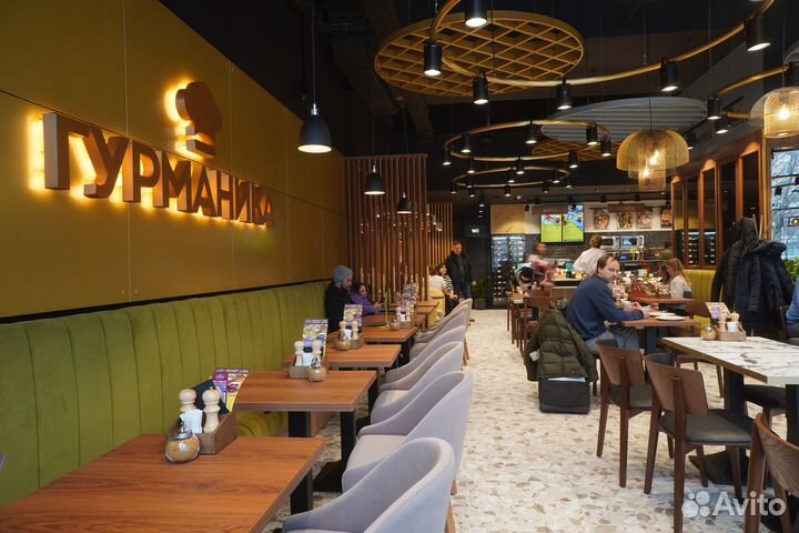 Уборщик в кафе Гурманика