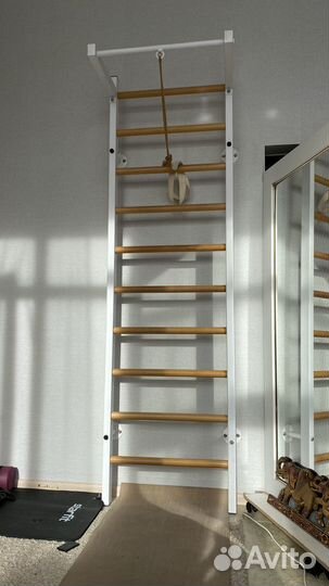 Шведская стенка белая деревянная с турником