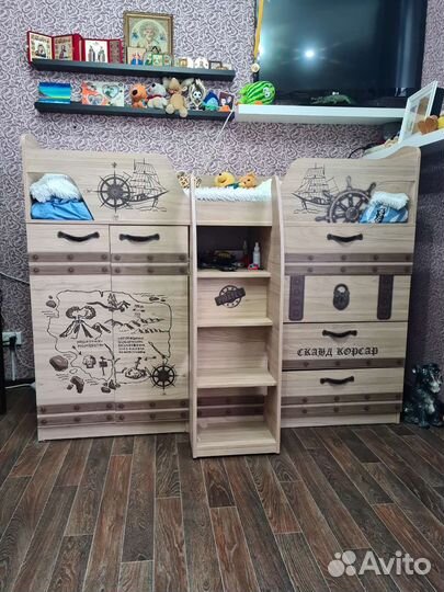 Детская кровать чердак со столом и шкафом