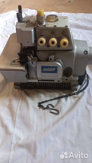 Оверлок 5ниточный Агат,комплект стол и двигатель