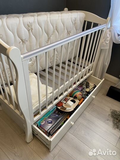 Детская кроватка с маятником