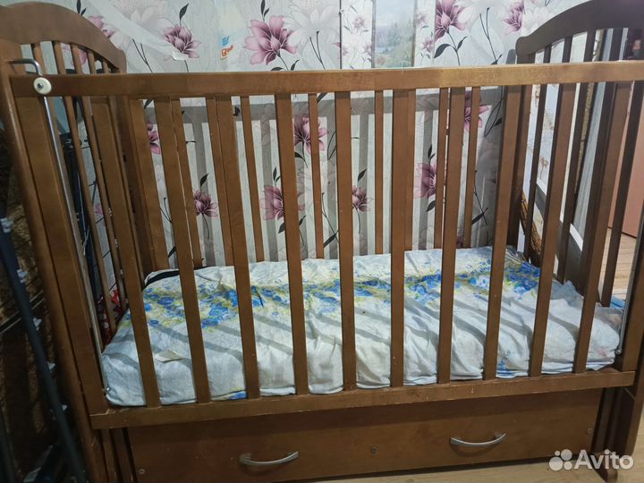 Детская кроватка с маятником