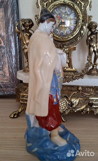 Статуэтка фарфор.