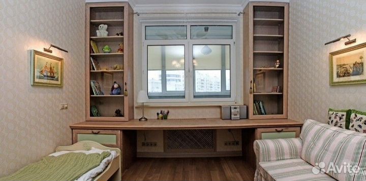 Детская рабочая зона у окна