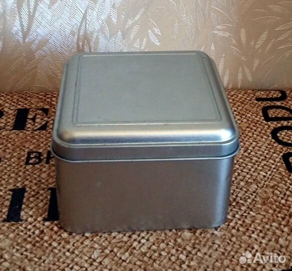 Коробочки жестяные из-под печенья, чая, часов