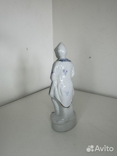 Фарфоровая статуэтка