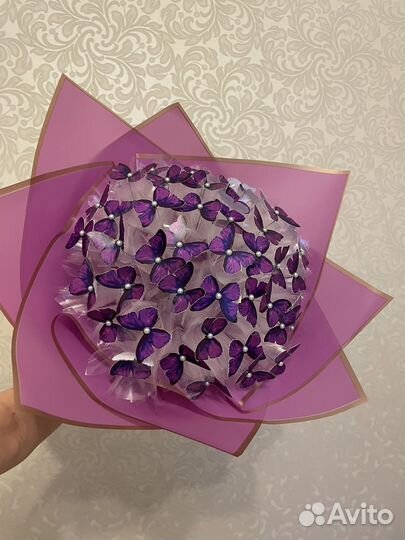 Букет из роз и бабочек