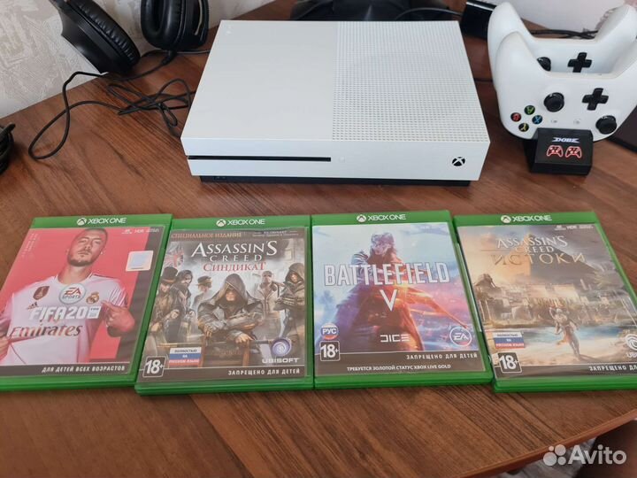 Xbox one s 500 gb + зарядная станция + наушники