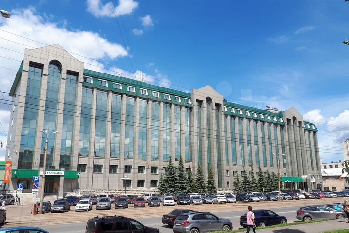 Нежилое здание с земельным участком