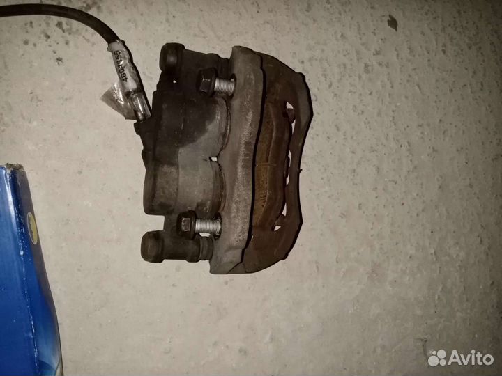 Передние тормазные суппорта на Mercedes Vito