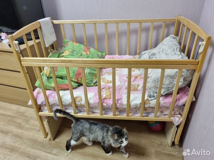 Детская кроватка с маятником