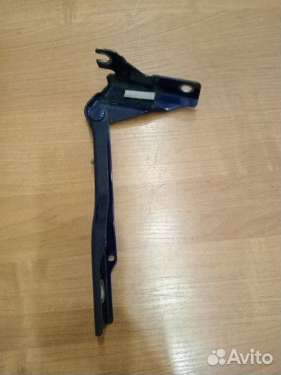 Петля капота передняя правая Volkswagen Polo