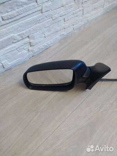 Боковое зеркало