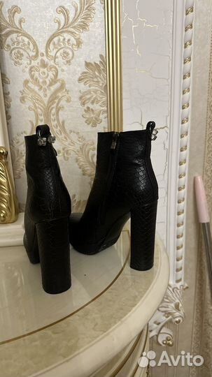 Сапоги зимние на каблуке питон