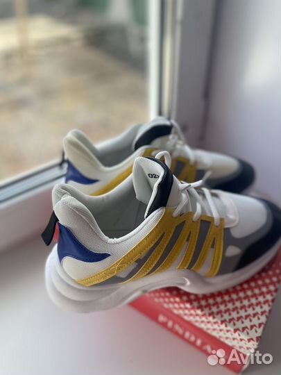 Кроссовки (новые) универсальные