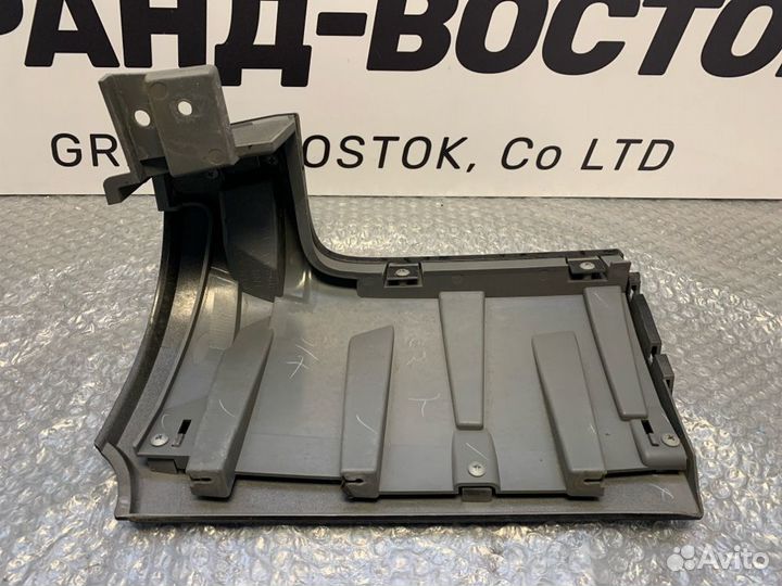 Планка под стоп-сигнал правая Nissan Elgrand TE52