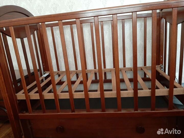 Детская кроватка с маятником и ящиком