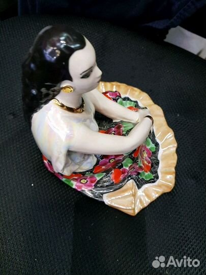 Статуэтка из фарфора цыганка