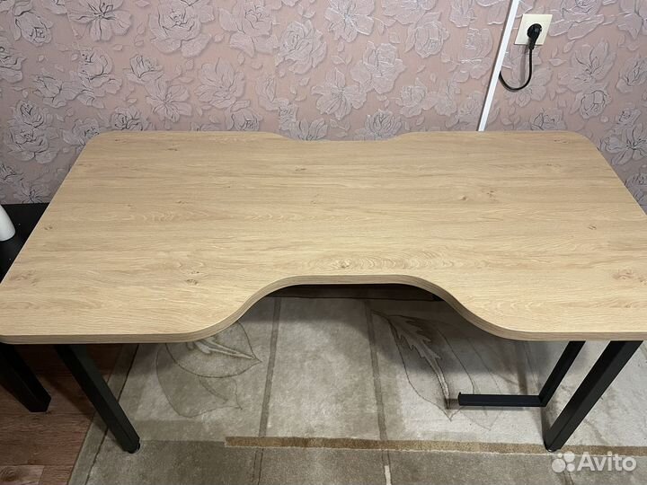 Компьютерный стол; стол для геймеров