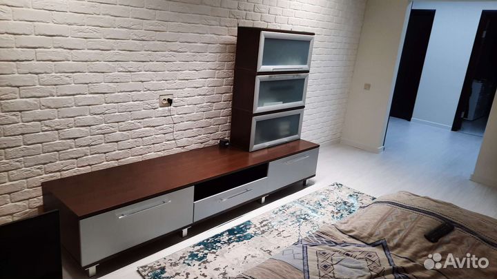 Тумба под телевизор с навесными шкафами