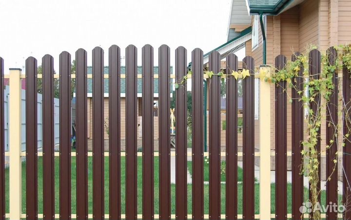 Забор металлический с металлическими столбами быст
