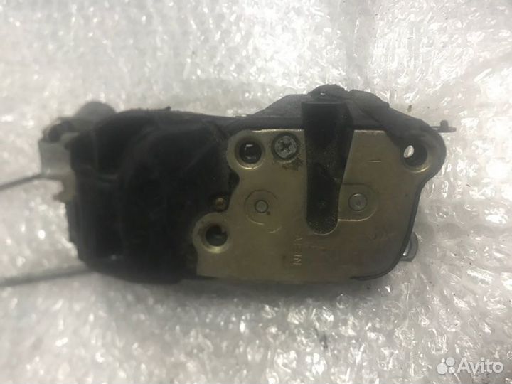 Замок двери передний правый Toyota Mark 2 GX90