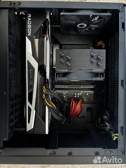 Игровой компьютер с монитором и клавиатурой