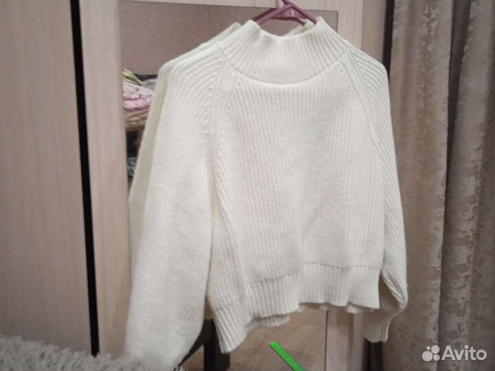 Свитер женский укороченный