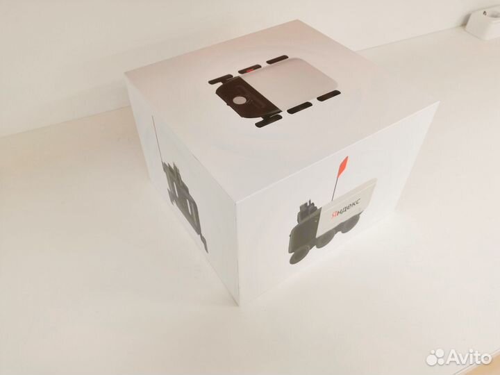 Радиоуправляемая игрушка Яндекс робот доставщик