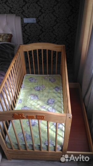 Детская кроватка из дерева
