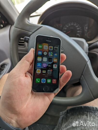 iPhone SE, 32 ГБ