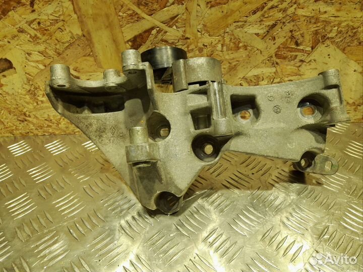 Кронштейн генератора Renault Megane III