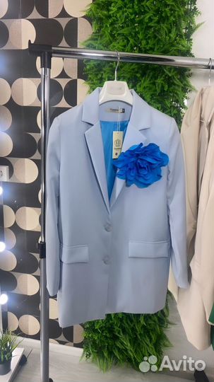 Голубой пиджак с цветком