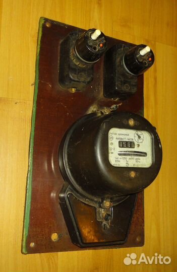Электросчётчик на щитке с пробками 1958 год