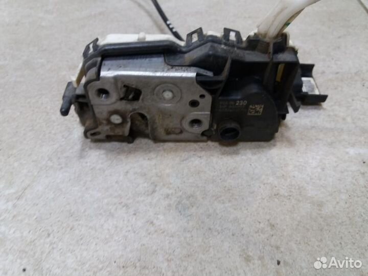 Замок двери передней правой Peugeot 3008 2010-2017