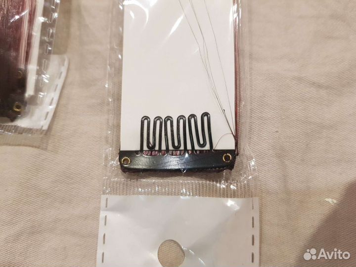 Цветные красные пряди на заколках